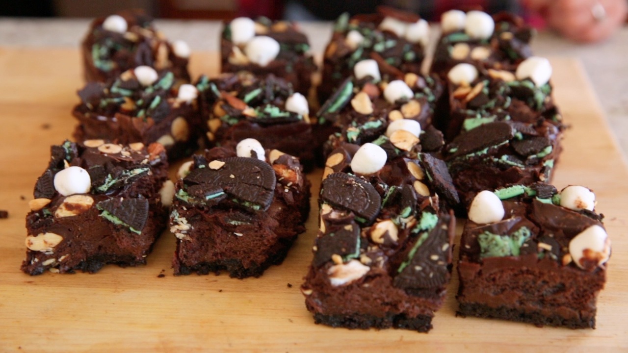 Indulge in this chocolate cheesecake gone wild with rocky road and mint Oreos! ?